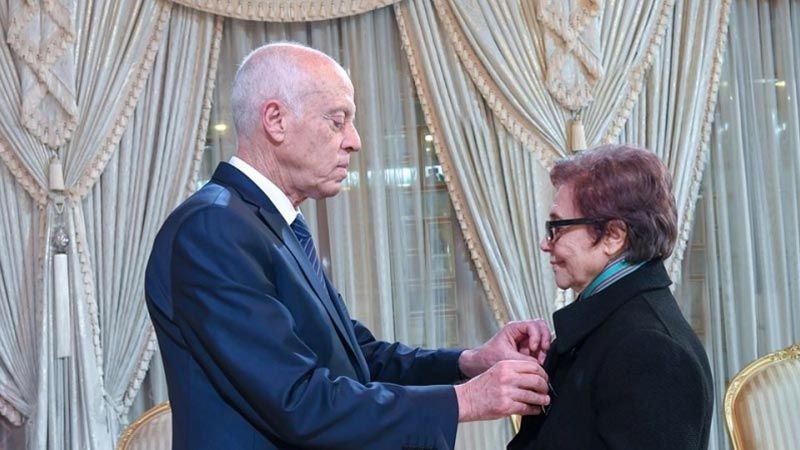 الرئيس التونسي يمنح المناضلة جميلة بوحيرد وسام الجمهورية