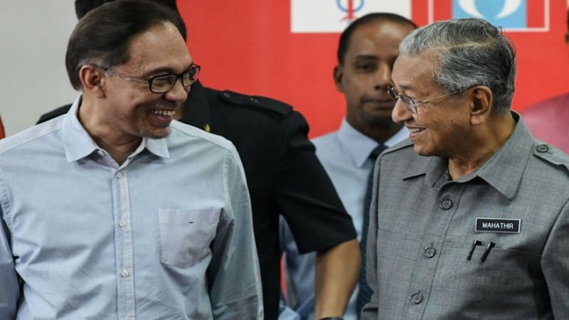 ماليزيا: مهاتير محمد يتنازل عن منصبه في تشرين الثاني المقبل
