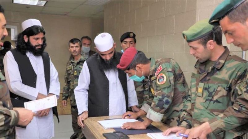 الحكومة الأفغانية ستُفرج عن 900 من معتقلي طالبان