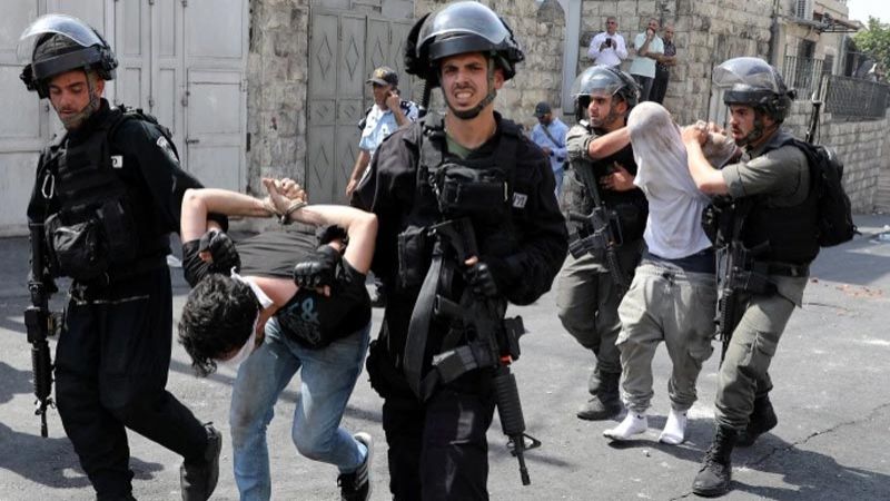 الاحتلال يعتقل 17 فلسطينيا في الضفة الغربية والقدس