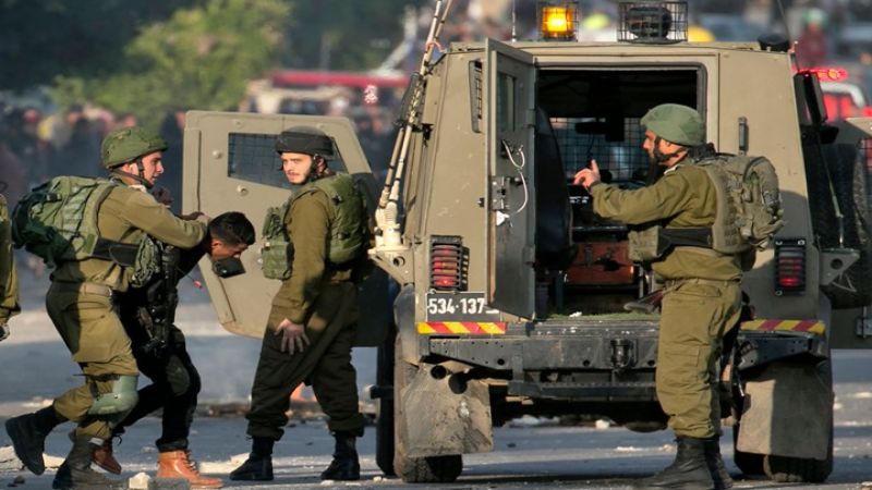قوات الاحتلال تعتقل عشرة فلسطينيين من الضفة الغربية
