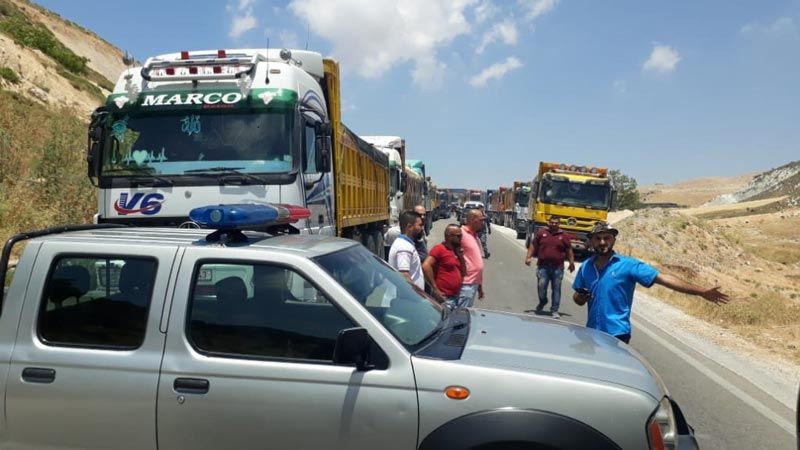 اصحاب الكسارات والشاحنات قطعوا طريق عام ميدون