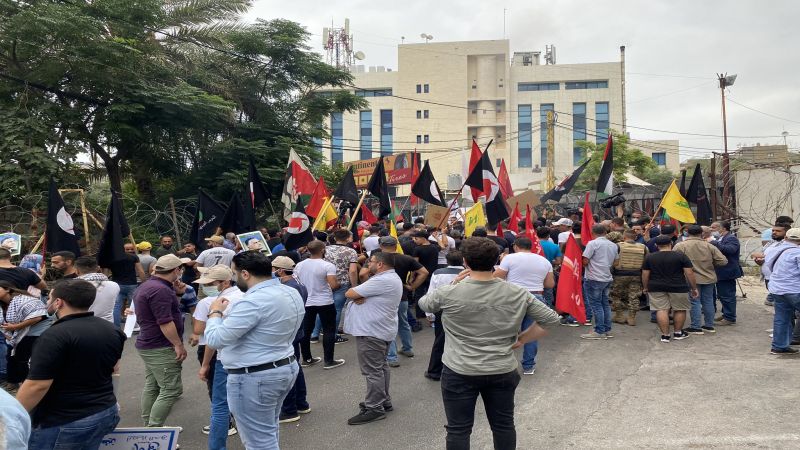 تظاهرة منددة بالحصار الأميركي الجائر أمام السفارة الأميركية في عوكر