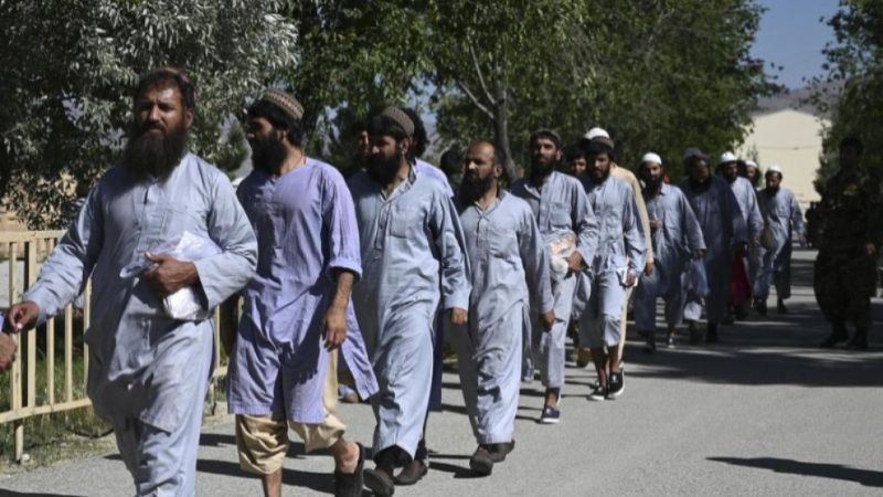 الحكومة الأفغانية تطلق سراح 80 سجينًا من "طالبان"