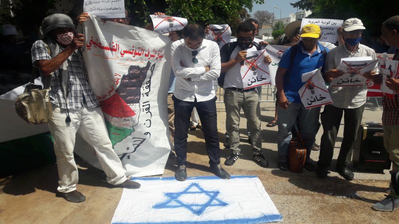 "فلسطين عربية ولا بديل عن البندقية" .. وقفة احتجاجية أمام سفارة الامارات في تونس تنديداً بالتطبيع