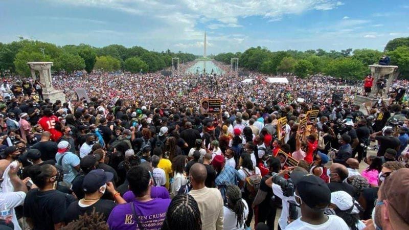 احتجاجات في واشنطن ضدّ العنصرية: ارفعوا رُكَبَكُم عن أعناقنا
