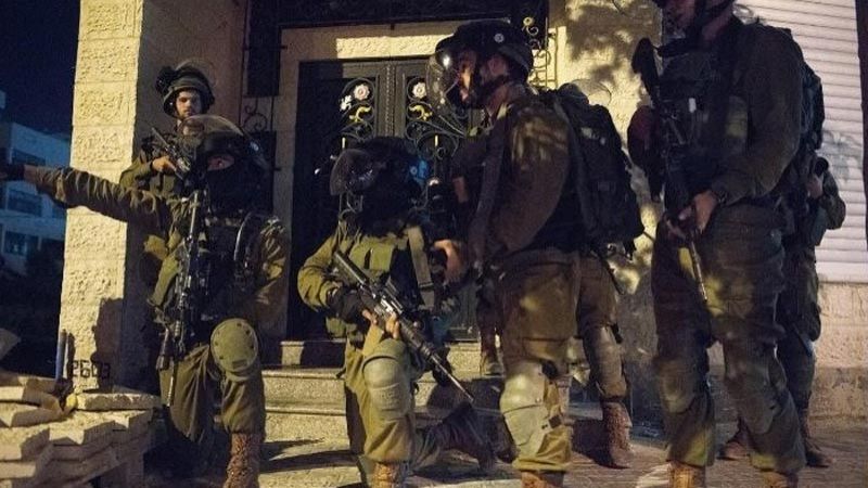 الاحتلال يعتقل 18 فلسطينيا من الضفة الغربية