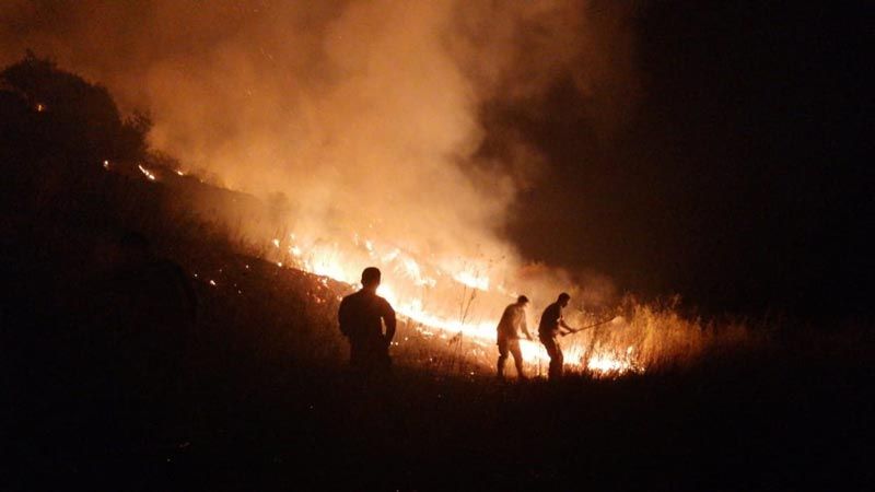 لبنان: فرق الإطفاء تعمل على إخماد نيران اندلعت في أكثر من بلدة جنوبية
