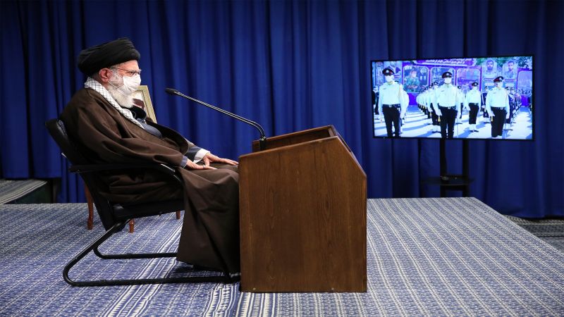 الإمام الخامنئي: القوات المسلحة الإيرانية قدمت ولا تزال تقدم للشعب الأمن والخدمات بمجالات البنى التحتية والصحة