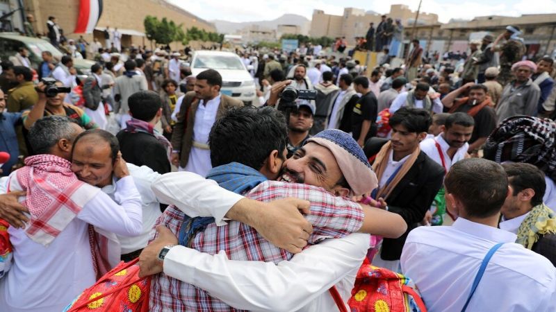 مئات الأسرى اليمنيين يتنفّسون الحرية اليوم