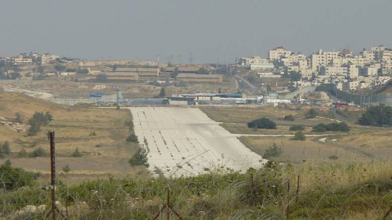 الاحتلال يعمل على بناء 9 آلاف وحدة استيطانية على أراضي مطار قلنديا