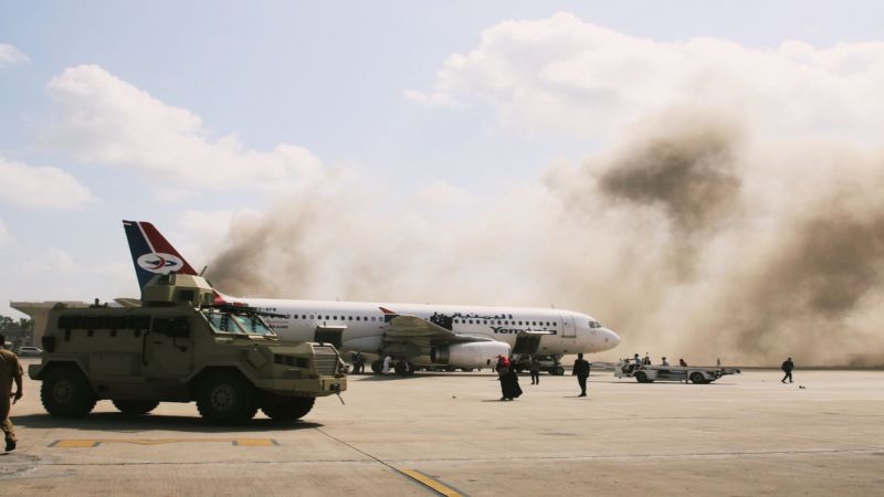 إنفجار يهز عدن ويقتل العشرات من بينهم أعضاء في حكومة هادي 
