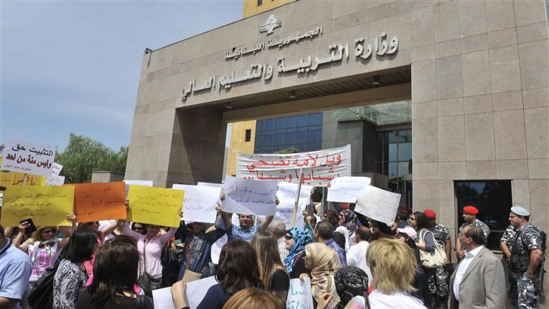 متعاقدو الثانوي والأساسي علقوا الإضراب المفتوح لغاية الأول من شباط بعد اتفاق مع المجذوب