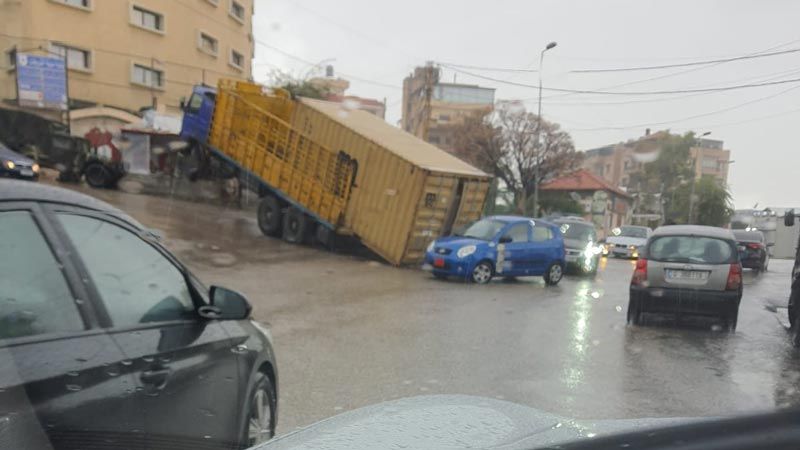 انقلاب شاحنة على طريق الشويفات