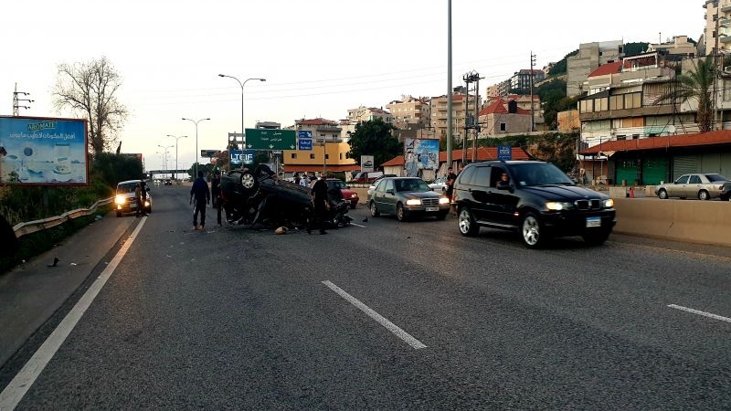 لبنان: انقلاب سيارة على أوتوستراد نهر إبراهيم تسبب بزحمة سير 