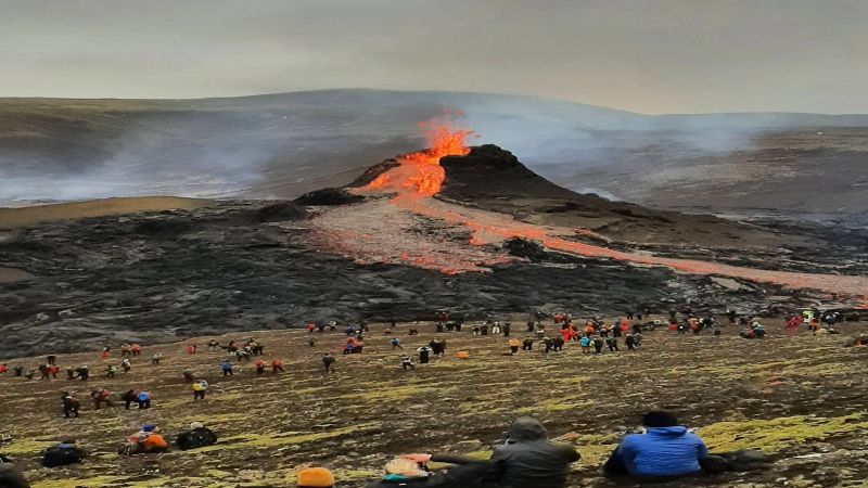 أيسلندا .. حشود تتوافد لرؤية ثوران بركانٍ خامد منذ 800 عام