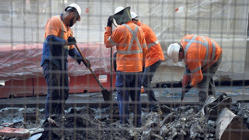  مركز حقوقي: كيف تكرس الإمارات التمييز والاستغلال بحق العمال الأجانب؟