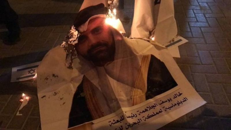 متظاهرون بحرينيون يحرقون صورة أول سفير للنظام في الأراضي المحتلة