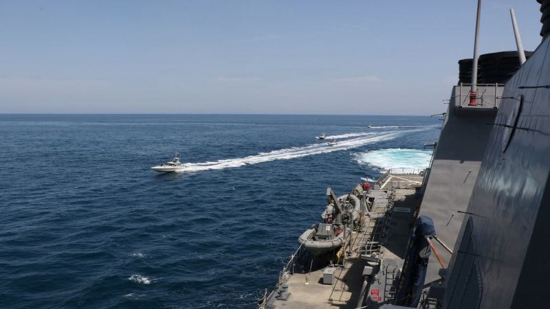 الحرس الثوري محذراً الأسطول الأميركي في مضيق هرمز: سنرد بعزم على أي خطأ
