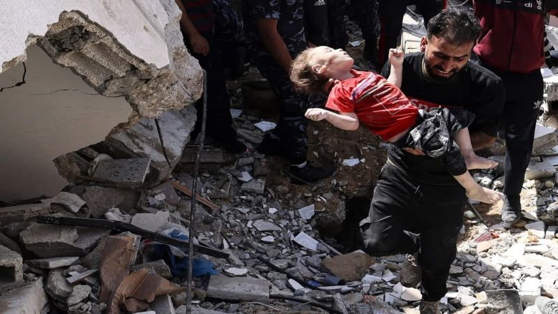 صور مؤثرة.. آلة القتل الصهيونية تسحق أجساد الأطفال في غزة
