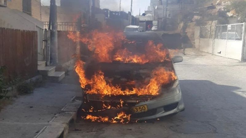 إعلام العدو: فلسطينيون يضرمون النيران بمركبة للمستوطنين في حي رأس العامود جنوب المسجد الأقصى