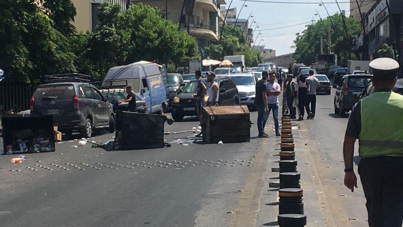 لبنان: اقفال ساحة النجمة في صيدا بالاطارات المشتعلة وحاويات النفايات