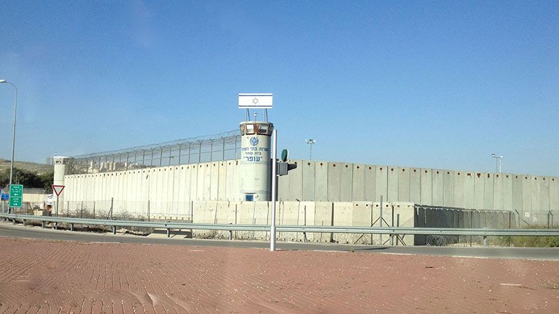 الأسرى الفلسطينيون في سجن "عوفر" يتصدون لسياسة الاعتقال الإداريّ