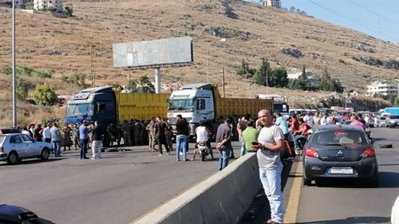 لبنان: قطع أوتوستراد الجية مقابل محطة كورال بالاتجاهين بواسطة شاحنة و"بيك آب"