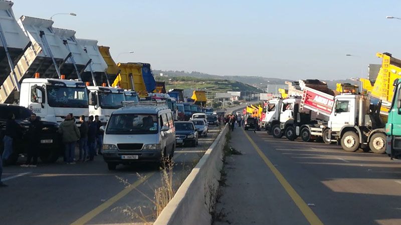 لبنان: سائقو الشاحنات قطعوا مستديرة الزهراني بسبب عدم توافر مادة المازوت