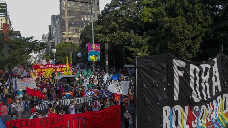 البرازيل: عشرات آلاف يتظاهرون للمطالبة بعزل الرئيس