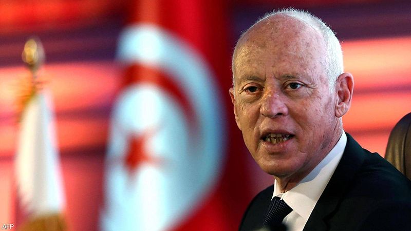 الرئيس التونسي يتولى السلطة التنفيذية.. ومعارضوه يتهمونه بالـ "انقلاب الكامل"