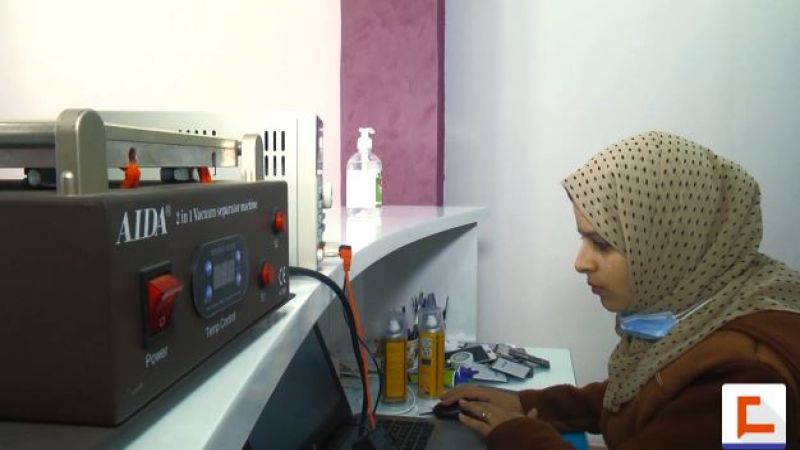 فتاة من غزة تواجه البطالة بصيانة الهواتف الذكية