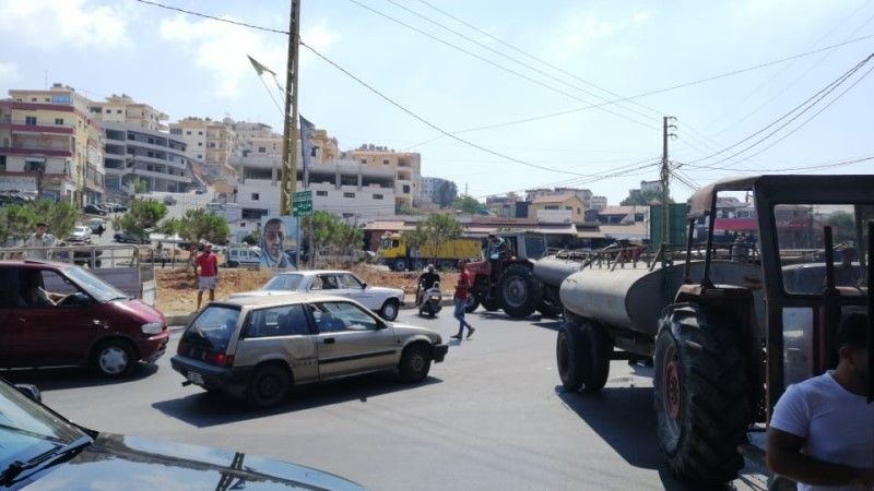 لبنان: أصحاب صهاريج المياه قطعوا مستديرة حاروف احتجاجًا على عدم توافر المازوت