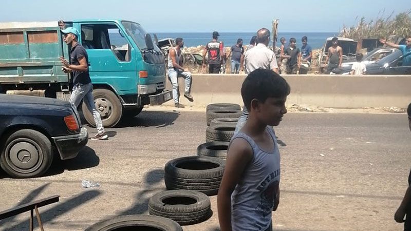 لبنان: قطع طرق رئيسية في عكار اعتراضًا على تردي الاوضاع المعيشية