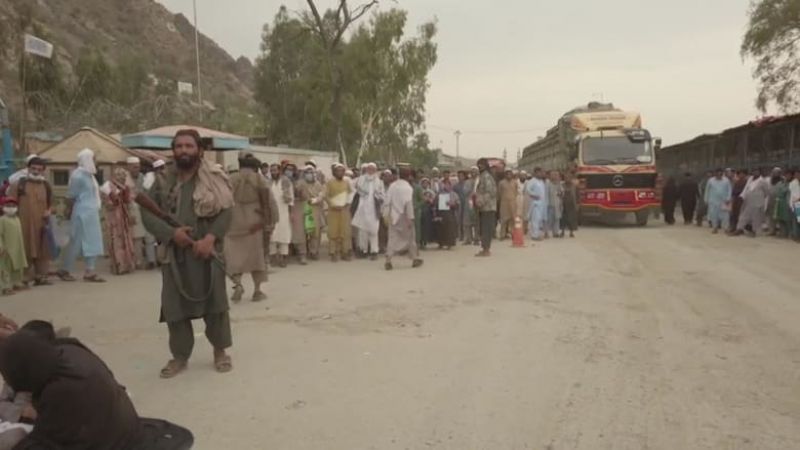 أفغان يهرعون نحو الحدود مع باكستان وإيران عقب إغلاق مطار كابل