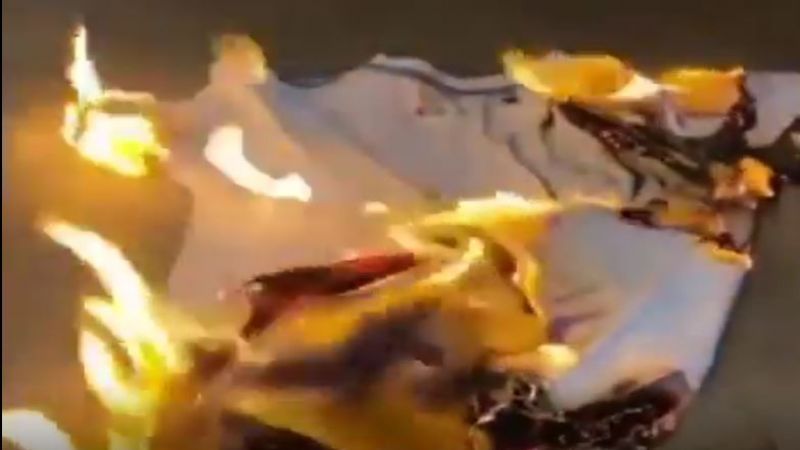 فيديو: مواطن بحريني أحرق ثيابًا اكتشف أنّها صناعة "إسرائيلية"