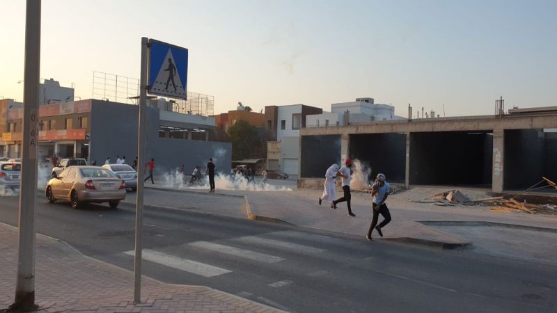 البحرين: قوات النظام تعتدي على المشاركين بالتظاهرة الرافضة للتطبيع مع العدو الصهيوني في منطقة سترة
