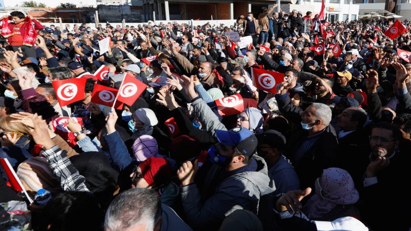 تونس: متظاهرون ضد قرارات الرئيس سعيد يحاولون اختراق حواجز الأمن