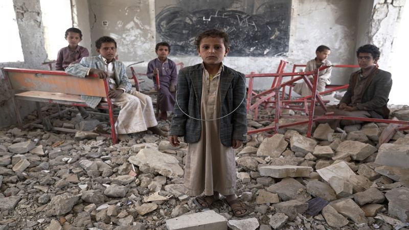 في اليوم العالمي للطفل.. الطفل اليمني يُقتل ويُشرّد ويُجوّع