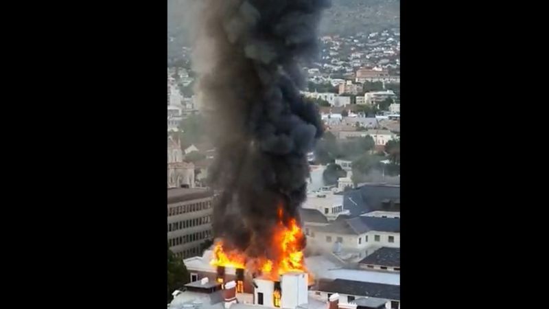 جنوب إفريقيا: حريق ضخم في مقر البرلمان