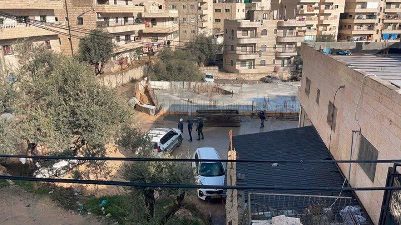 فلسطين المحتلة: عناصر من بلدية الاحتلال يقتحمون قرية العيساوية 