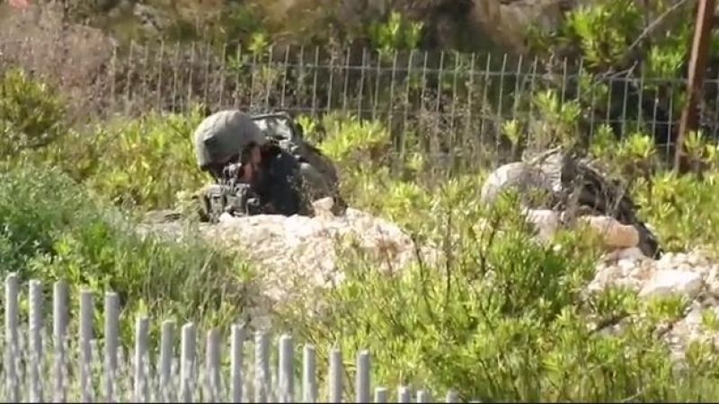 بالفيديو.. هذا ما حلّ بجندي صهيوني غفا على حدود جنوب لبنان
