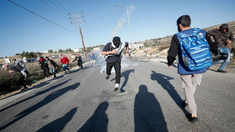 فلسطين: 12 إصابة بالرصاص المطاطي والاختناق خلال مواجهات على المدخل الشمالي للبيرة