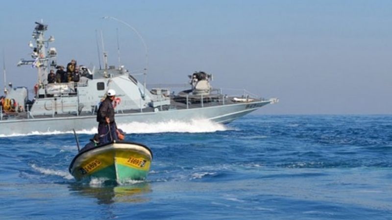 فلسطين المحتلة: زوارق الاحتلال الحربية تُحاصر قارب صيدٍ تحت وابلٍ كثيفٍ من الأعيرة النارية غرب غزة