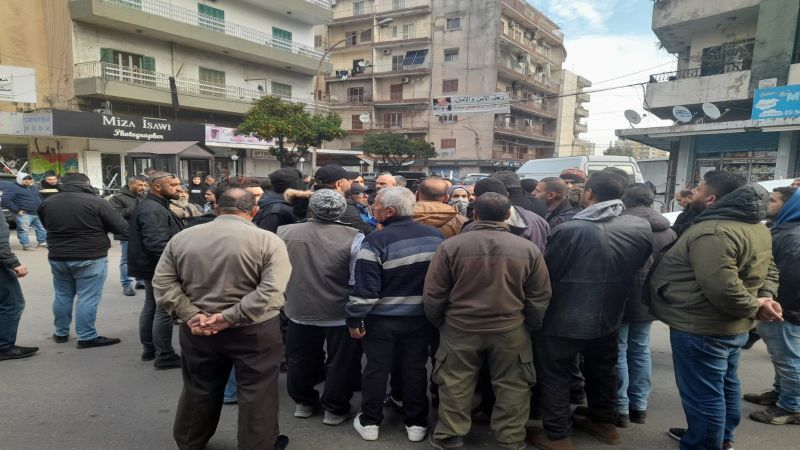 لبنان: عمال بلدية طرابلس يعتصمون أمام منزل وزير الداخلية في طرابلس