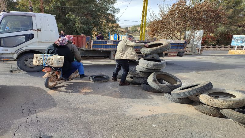 لبنان: أصحاب حافلات النقل يقطعون الطريق عند جسر العاصي في الهرمل بالدواليب لبعض الوقت