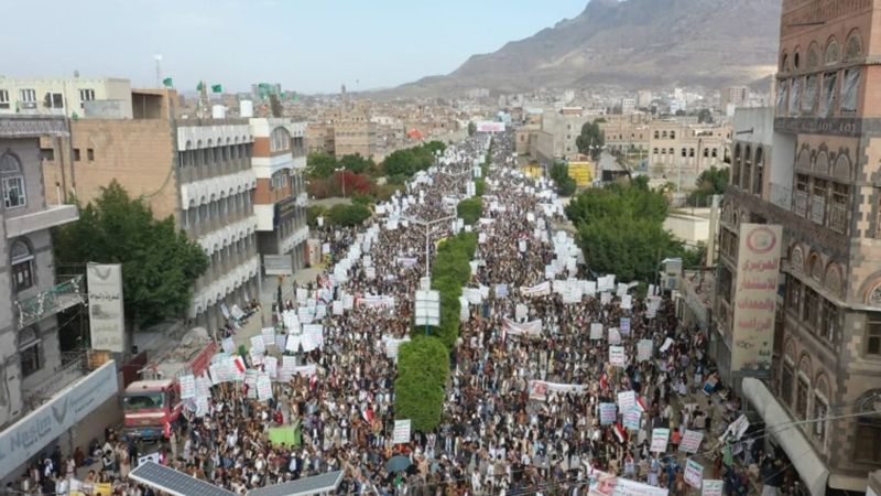 اليمن: مسيرة حاشدة في صنعاء تنديدًا بمجازر العدوان بحق المدنيين