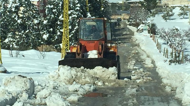 بالصور: اتحاد بلديات جنوب بعلبك فتح الطرقات العامة والفرعية المغطاة بالثلوج 