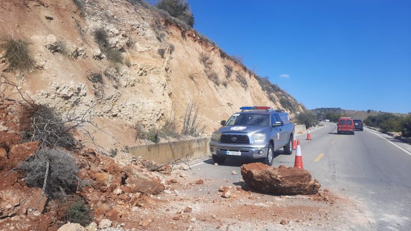 لبنان: اتحاد بلديات جبل الريحان ينظيم عملية خروج مئات السيارات العالقة على الطرقات 