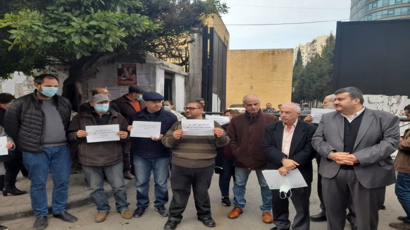 لبنان: موظفو الإدارة العامة ينفذون اعتصامًا أمام مدخل سراي طرابلس رفضًا لمشروع الموازنة 